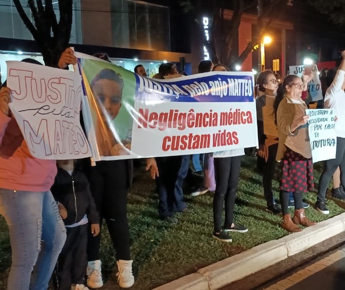 Após mortes, parentes e amigos fazem protesto em frente a hospital particular de Maringá