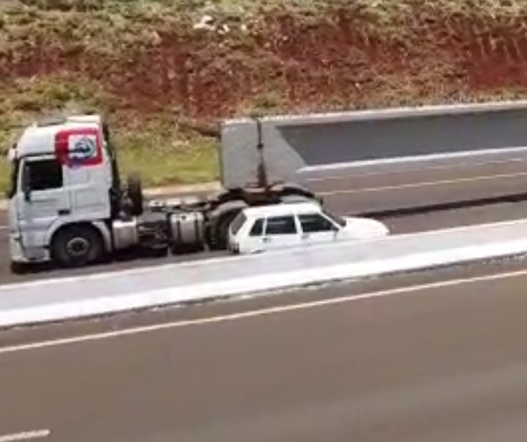 Veja: transporte e instalação de vigas gigantes atraem a atenção da população