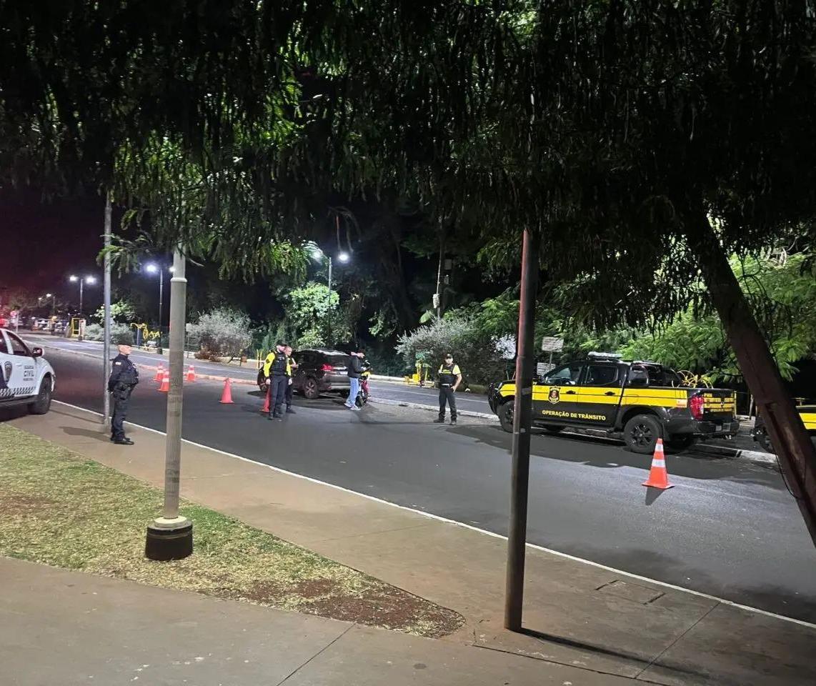 Fiscalização conjunta em Maringá resulta em multas e remoção de veículos