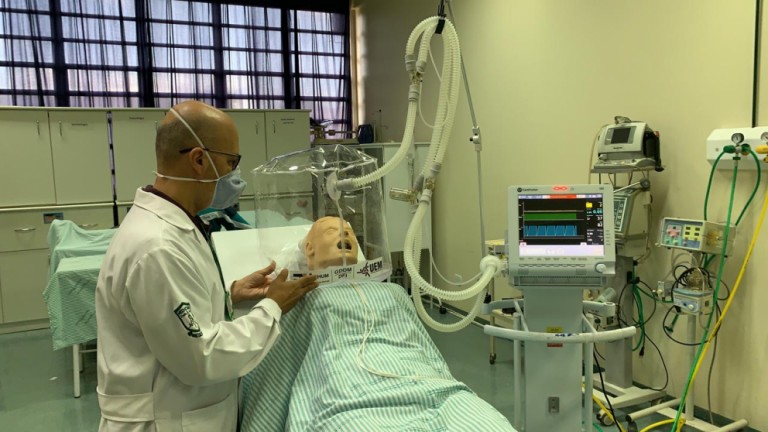 Capacete de oxigênio desenvolvido pela UEM está auxiliando pacientes em várias cidades do estado
