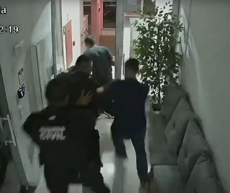 Homem é preso após agredir companheira e tentar fugir de condomínio