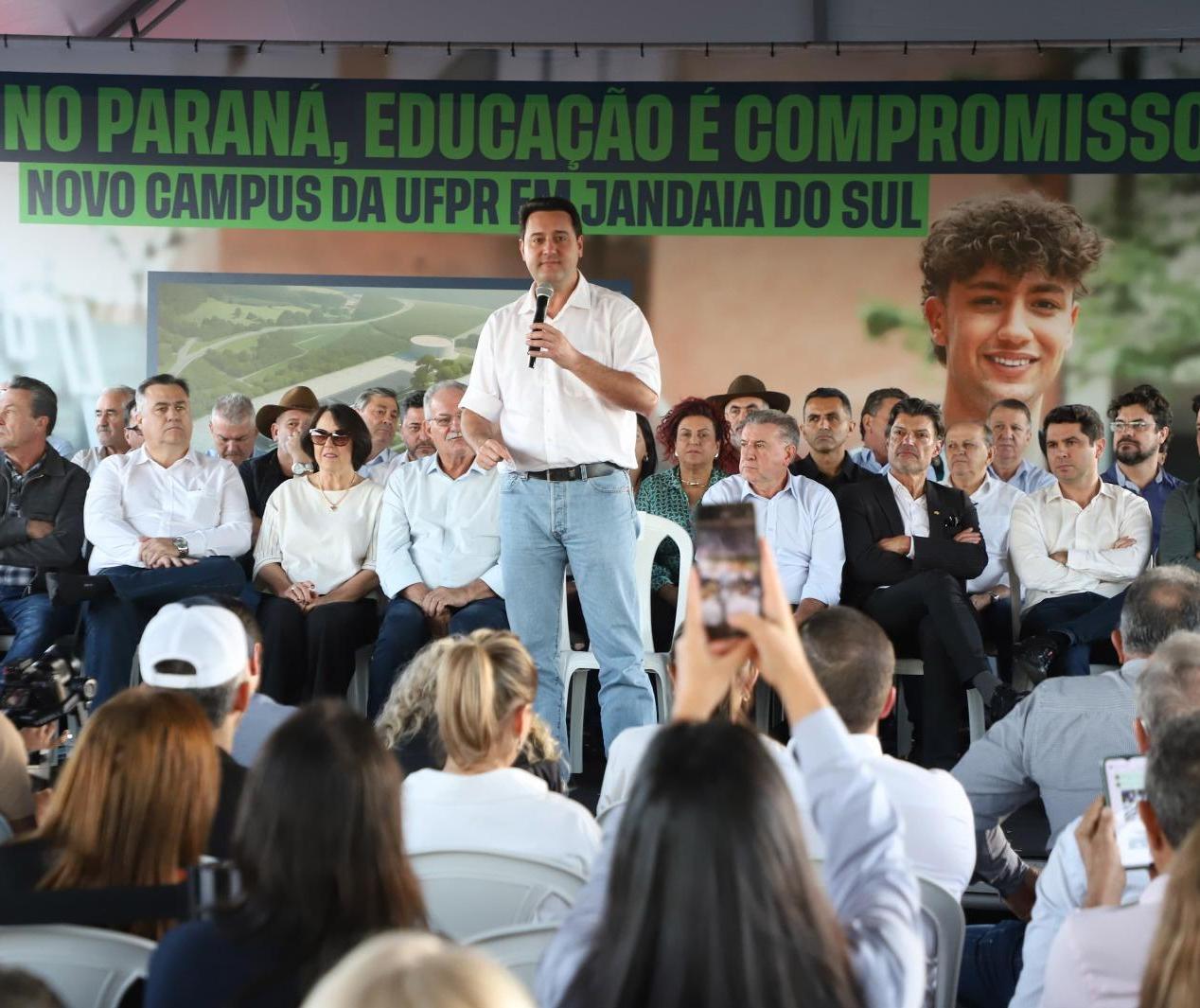 Governador assina ordem de serviço para construção de sede da UFPR