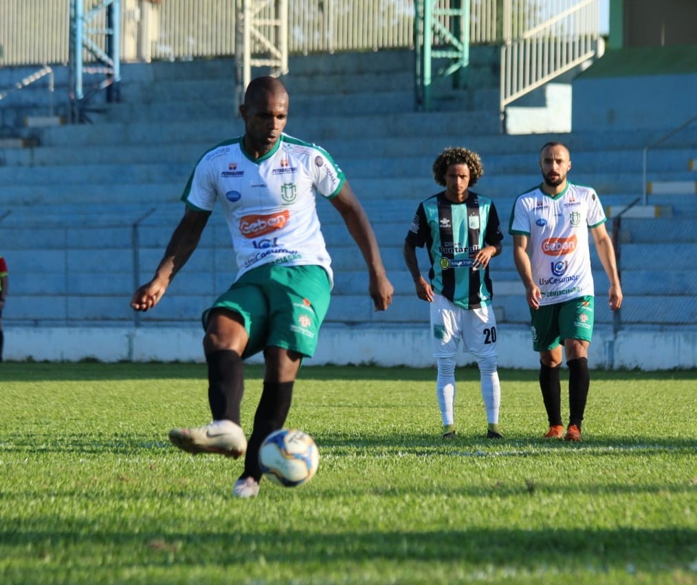 Com gol de pênalti, Maringá FC vence e segue na liderança