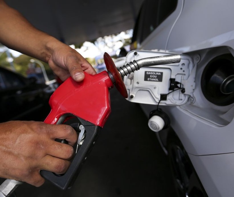 Após anúncio de reajuste, distribuidoras 'seguram' entrega de combustíveis