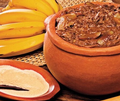 Preparo do prato típico do Paraná: barreado