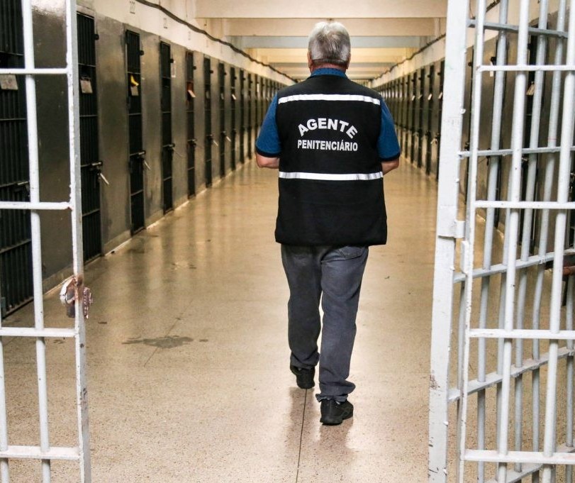 Agente penitenciário é preso após tentar entregar pacotes de fumo para detentos