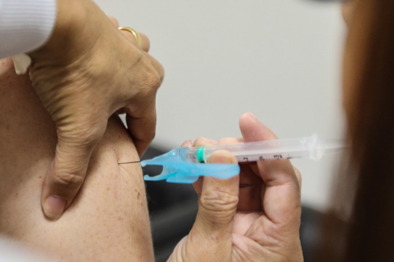 Primeiras doses da vacina acabam na maioria das unidades em Maringá