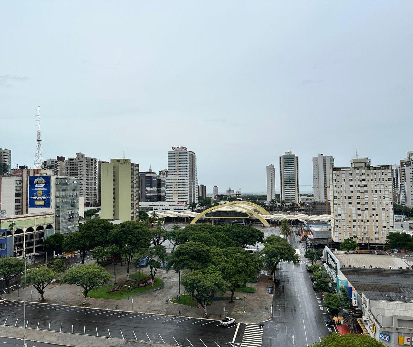 Maringá amanhece com chuva leve e céu encoberto; confira a previsão em detalhes