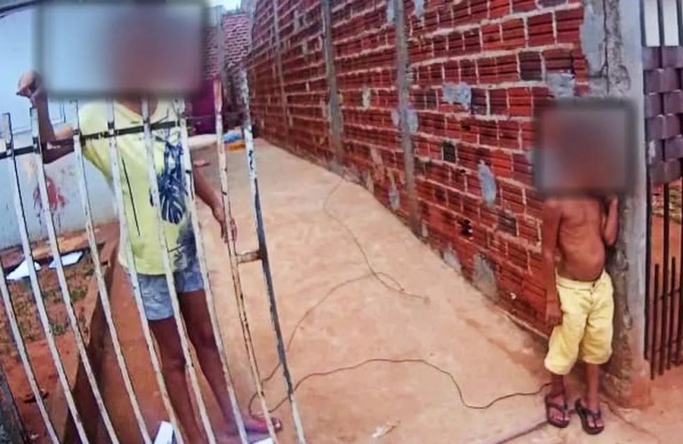 Menino de 6 anos é encontrado amarrado por um fio no tornozelo a um muro