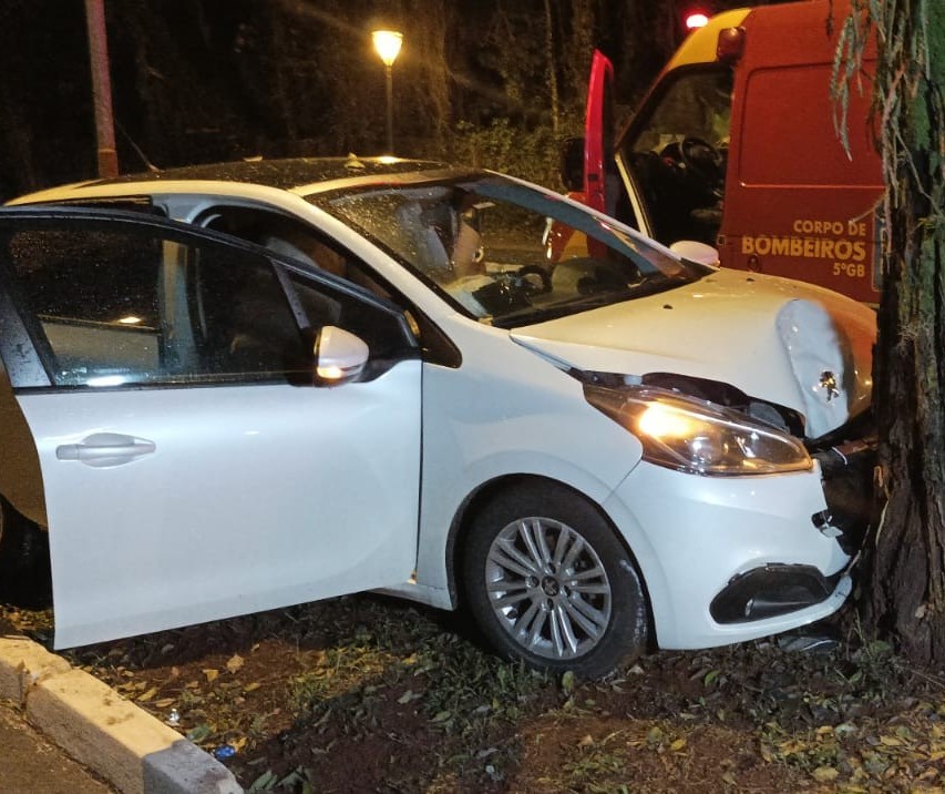 Motorista perde controle da direção e bate contra árvore na avenida JK, em Maringá