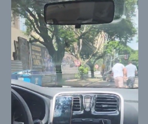Passageiro é surpreendido por motorista de aplicativo que parou corrida para brigar na rua, em Maringá