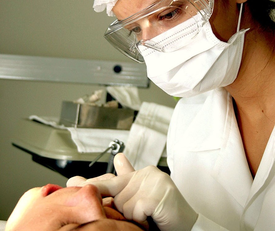 Odontologia seleciona pacientes para tratamento de cárie