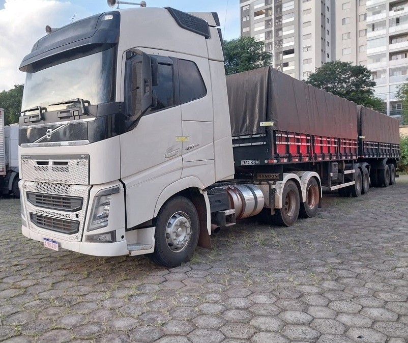 Caminhão carregado com cigarros do Paraguai é apreendido e levado para Receita Federal em Maringá