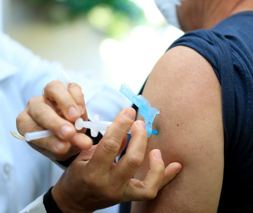 Vacinação contra Covid-19 para público em geral em Maringá começa na semana que vem, diz secretário 