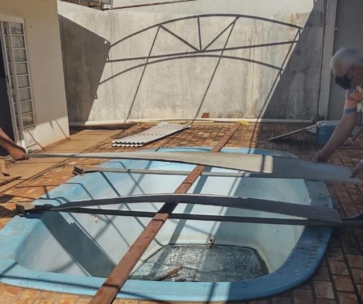Agentes do setor de endemias vedam piscina em casa abandonada de Sarandi