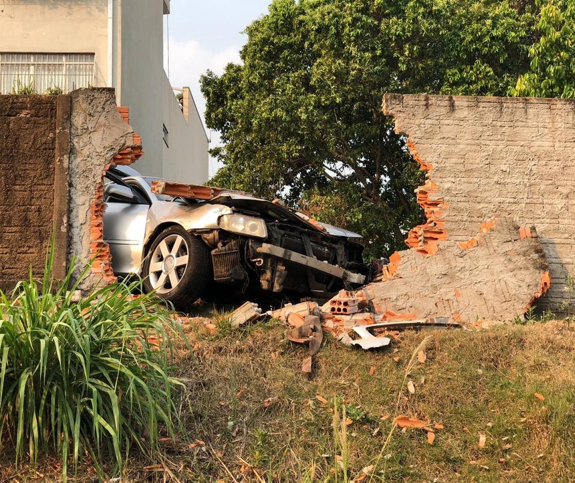 Acusado de espancar namorada é perseguido pela polícia em Guaíra, bate carro em muro, mas escapa