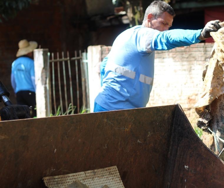 800 kg de materiais que acumulam água são recolhidos em uma única casa em Maringá