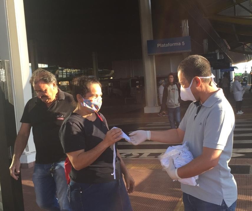 20 mil máscaras estão sendo distribuídas no terminal urbano de Maringá