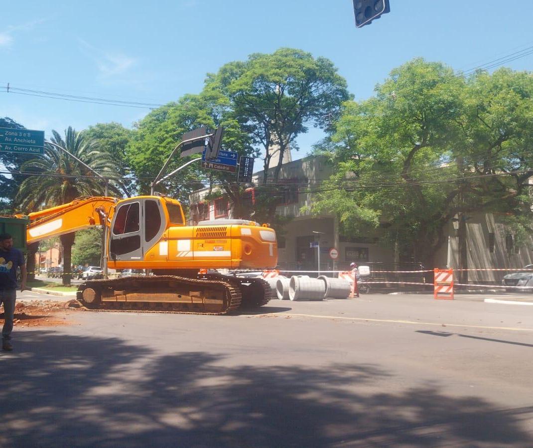 Construção de galeria pluvial interdita trechos de avenidas