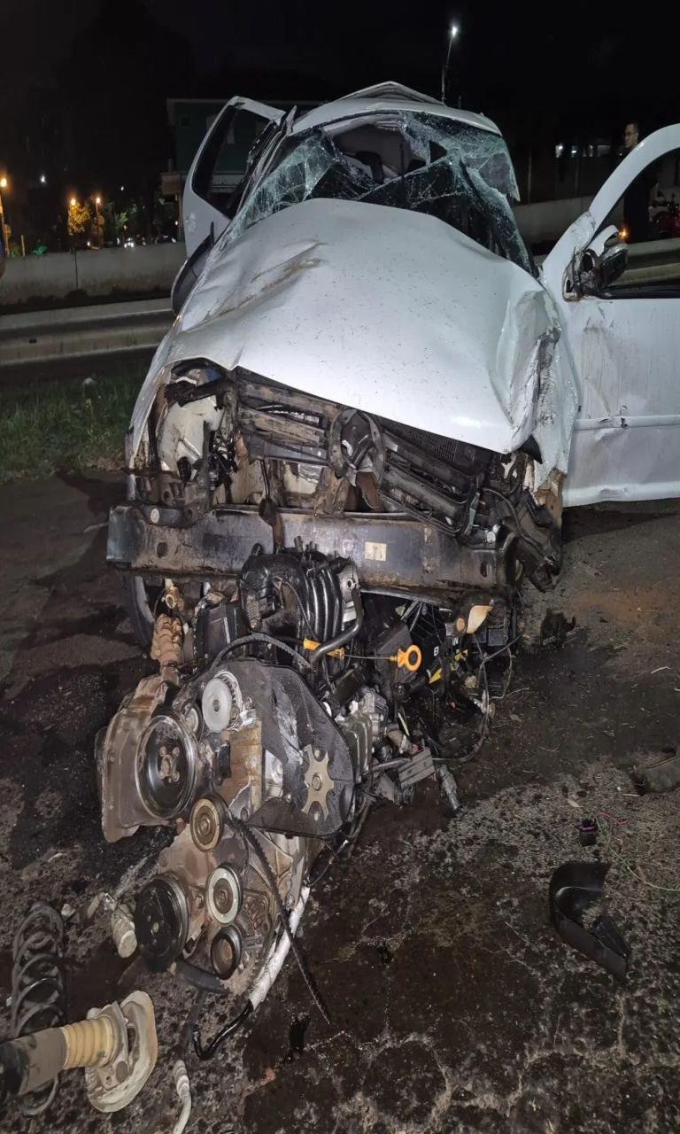 Carro perde o controle e capota várias vezes no Contorno Norte