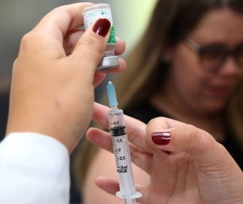 Vacinação contra a gripe começa para profissionais de saúde