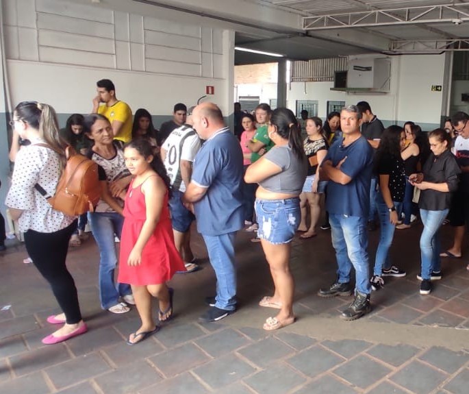 Eleitores esperam mais de uma hora na fila para votar em escola no Jardim Panorama, em Sarandi