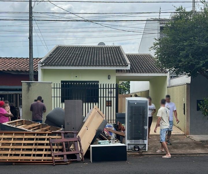 Família que invadiu imóvel em Maringá é retirada do local