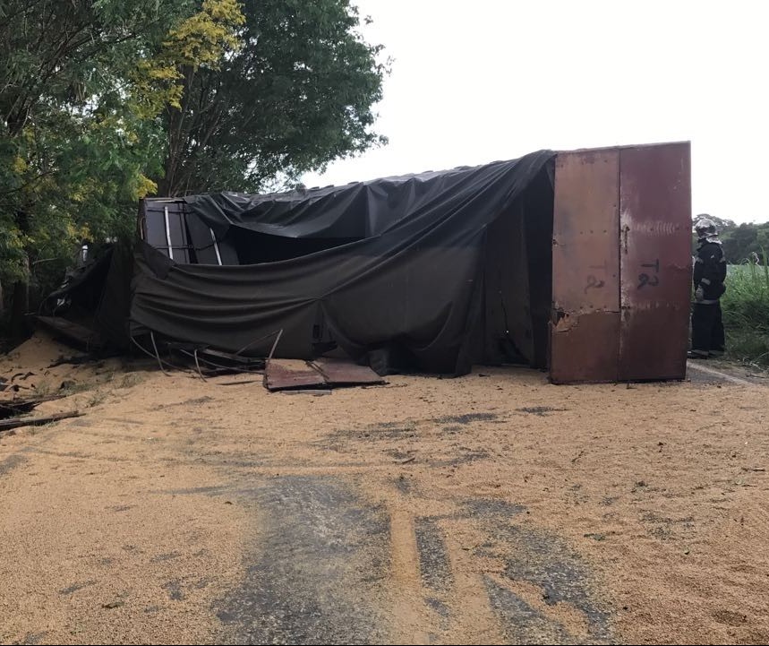 Motorista morre após caminhão tombar na PR-317