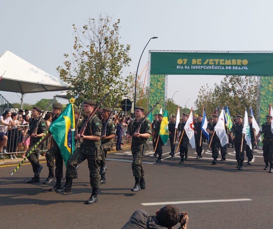 Desfile cívico-militar em Maringá reúne milhares de pessoas