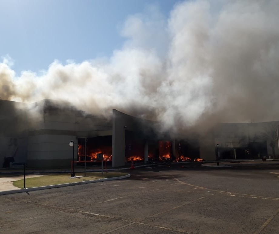 Incêndio atingiu 70% da estrutura do shopping