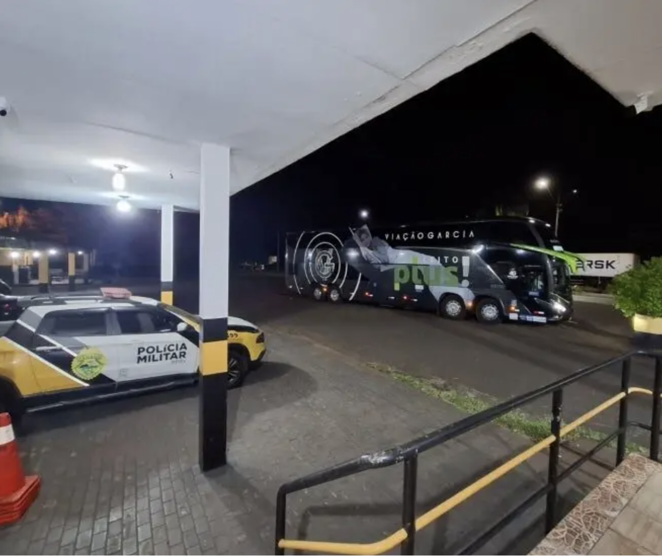 Piratas do asfalto atiram contra ônibus e roubam passageiros em Floresta