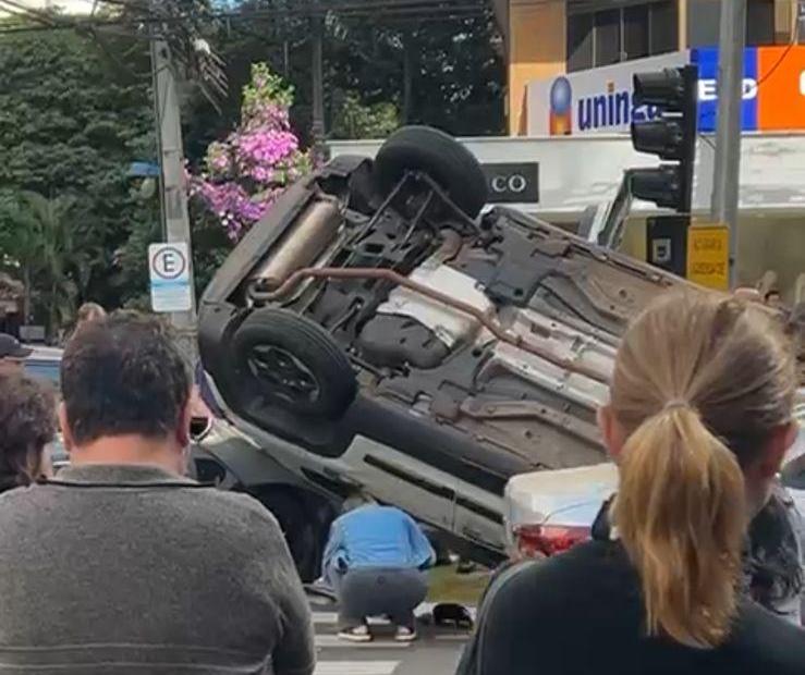 Bombeiros atendem capotamento na Avenida XV de Novembro