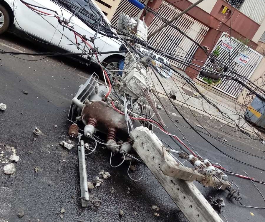 Chuva derruba árvores e atinge fiação elétrica