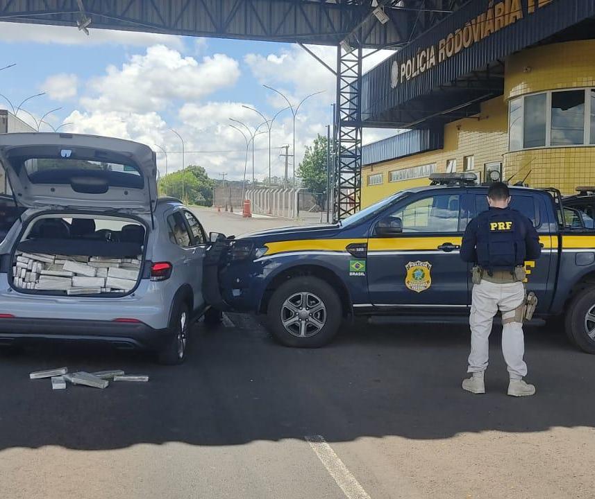 Motorista joga carro sobre policial rodoviário federal para escapar da fiscalização