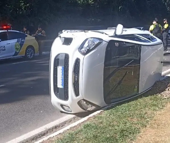 Mulher fica ferida após carro bater e tombar em frente ao Parque do Ingá