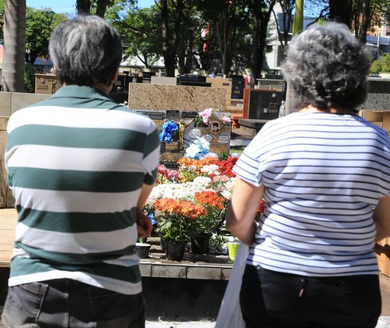 Prefeitura publica decreto com prazos para limpeza e serviços no cemitério