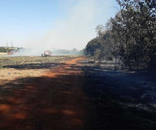 Incêndio de grandes proporções mobiliza bombeiros em Maringá