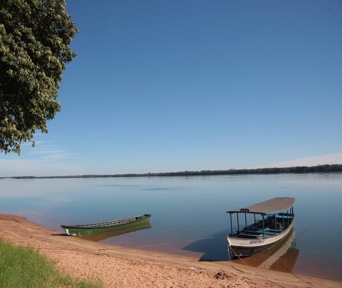 Barco vira e dois jovens desaparecem no lago de Itaipu