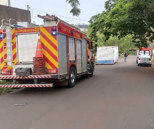 Criança é deixada sozinha dentro de casa, se machuca e pede socorro aos vizinhos