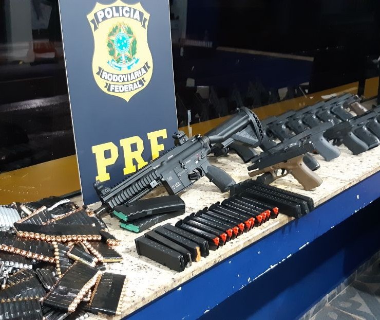 PRF apreende fuzil, 16 pistolas e 5,7 mil munições que iriam para o Rio de Janeiro
