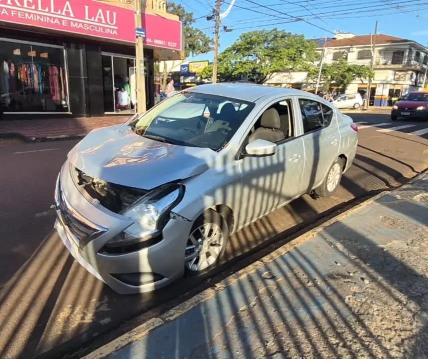 Câmera registra colisão que deixou mulher ferida em cruzamento de Maringá