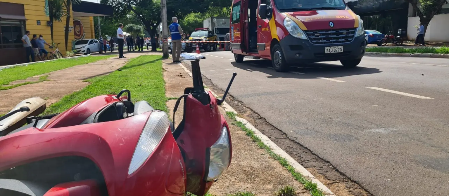 O acidente aconteceu na manhã desta terça-feira, 1º, no cruzamento das avenidas Bento Munhoz da Rocha Neto e Colombo. Foto: Kelly Moraes/GMC