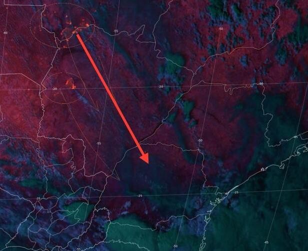Em imagem de satélite, é possível observar a densa camada de fumaça que foi transportada do Centro-Oeste até a região Noroeste do Paraná | Fonte: Simepar