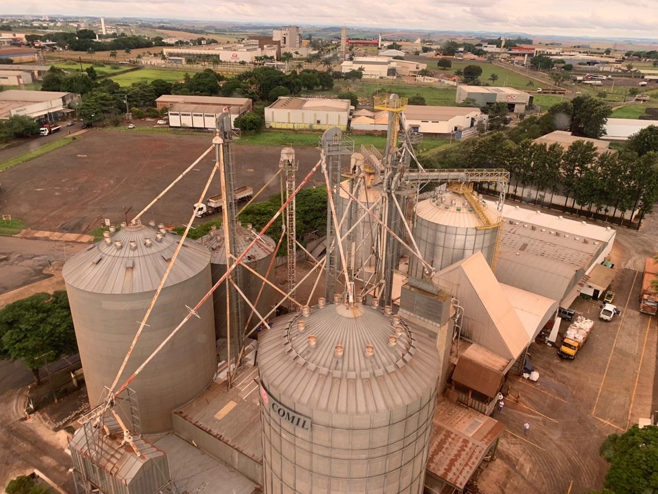 Trabalhador estava em silo carregado com soja em cerealista de Maringá (foto: Samu Aéreo)
