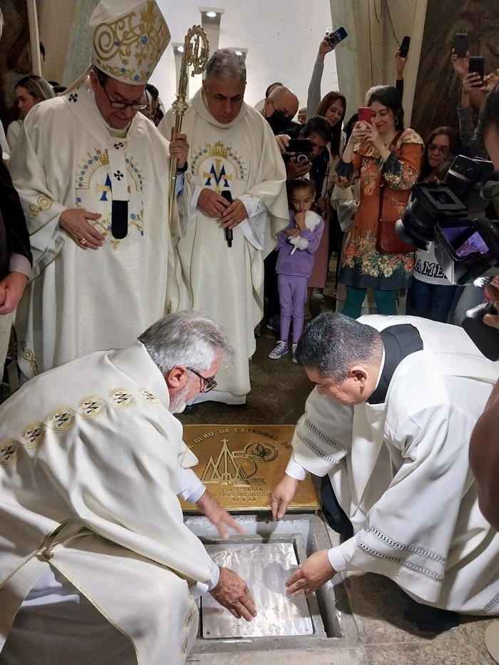 Cápsula sendo colocada na entrada da Catedral de Maringá | Foto: Ricardo Freitas