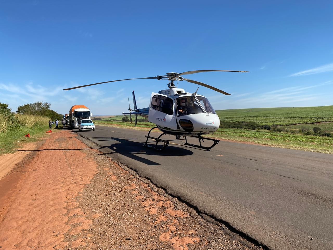 Helicóptero do Samu Aéreo fez o resgate do motorista do caminhão – Foto: Samu Aéreo