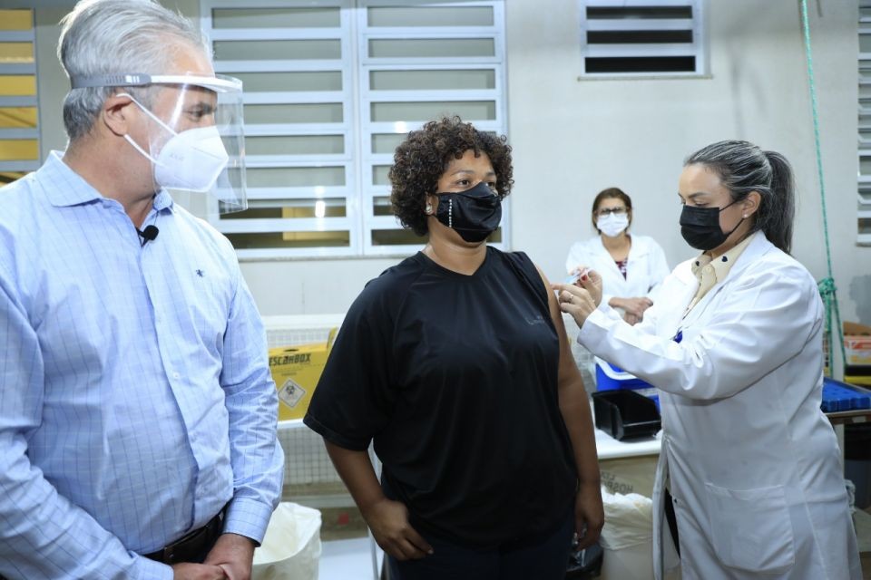 A maringaense Adriana Ferreira Barbosa, 38 anos, recebeu a 100ª dose da vacina contra a Covid-19
