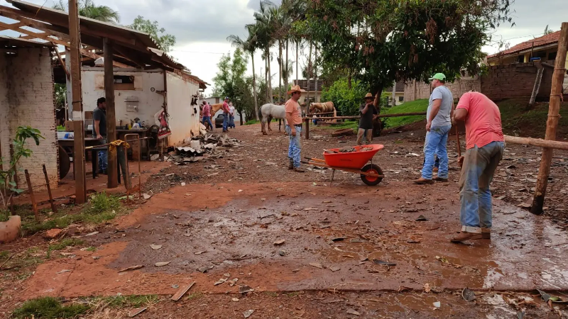 Tornado deixou muitos estragos – Foto: José Henrique Franzini
