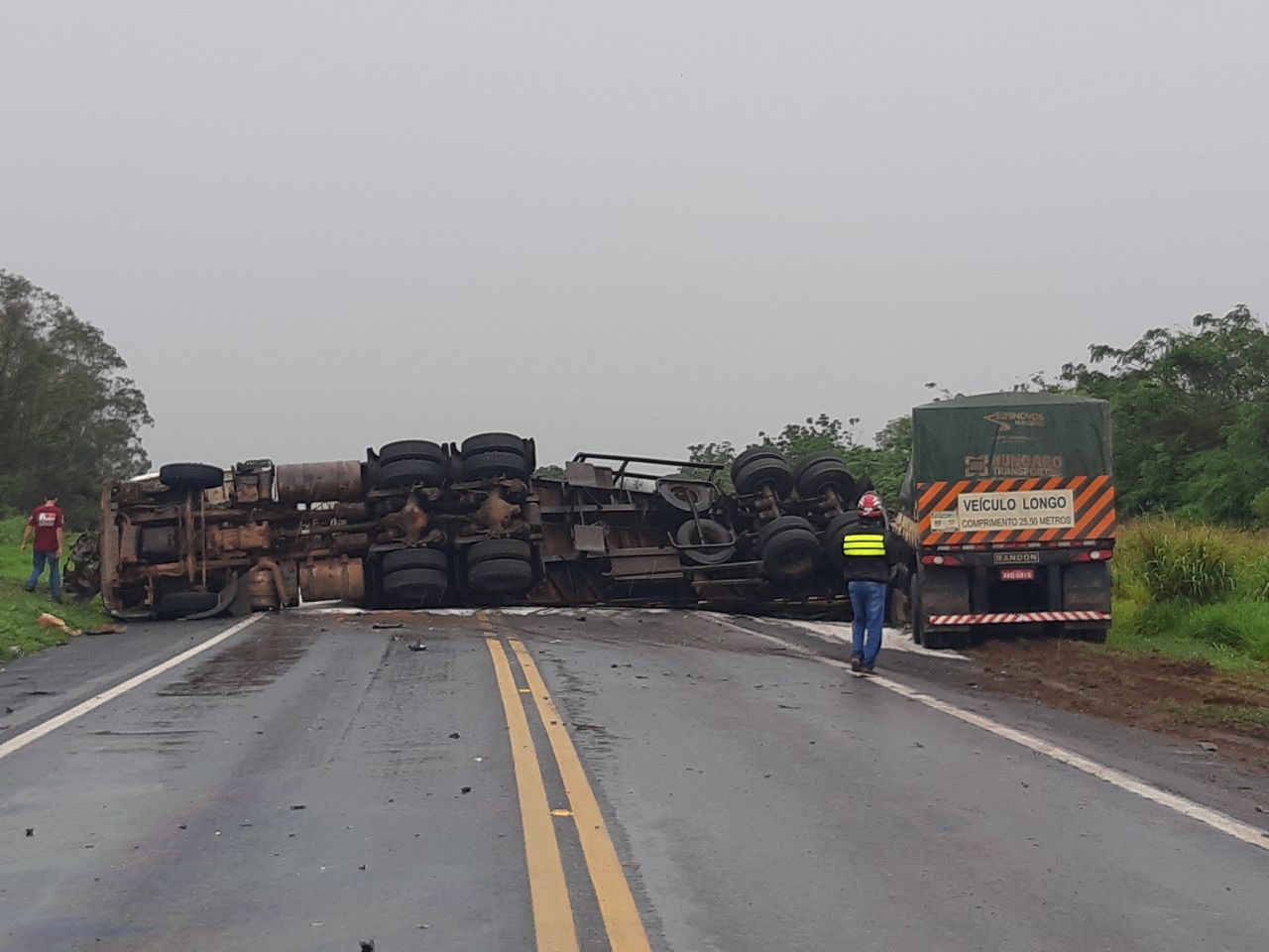 Pistas da rodovia BR-376 ficaram interditadas por causa do acidente (foto: PRF)