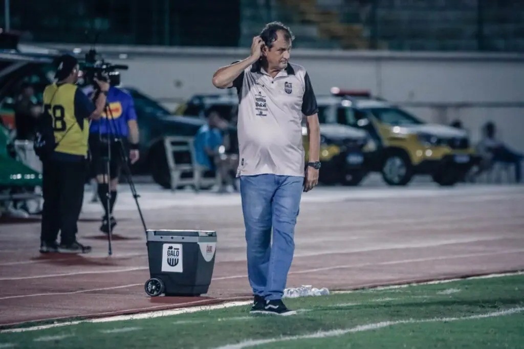 Claudemir Sturion, Técnico do Galo, não viu um bom desempenho de sua equipe | Foto: Odair Figueiredo